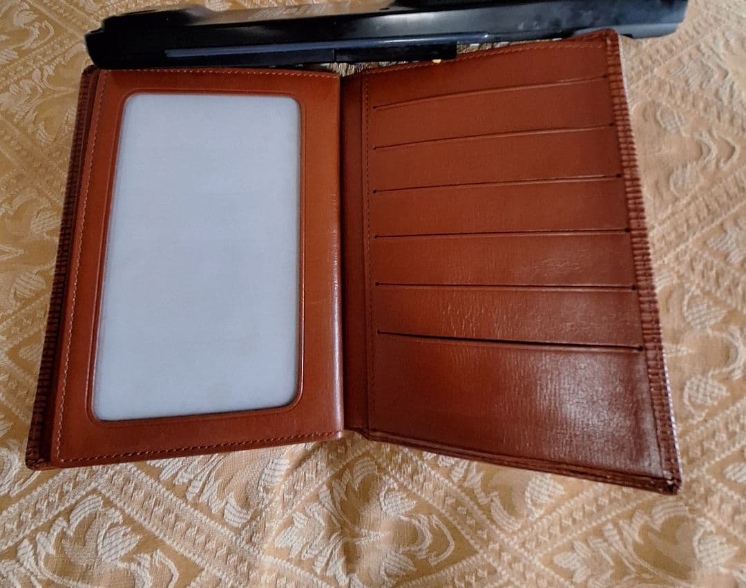 ルイヴィトン　エピパスポートケース　カード入れ　札入れ