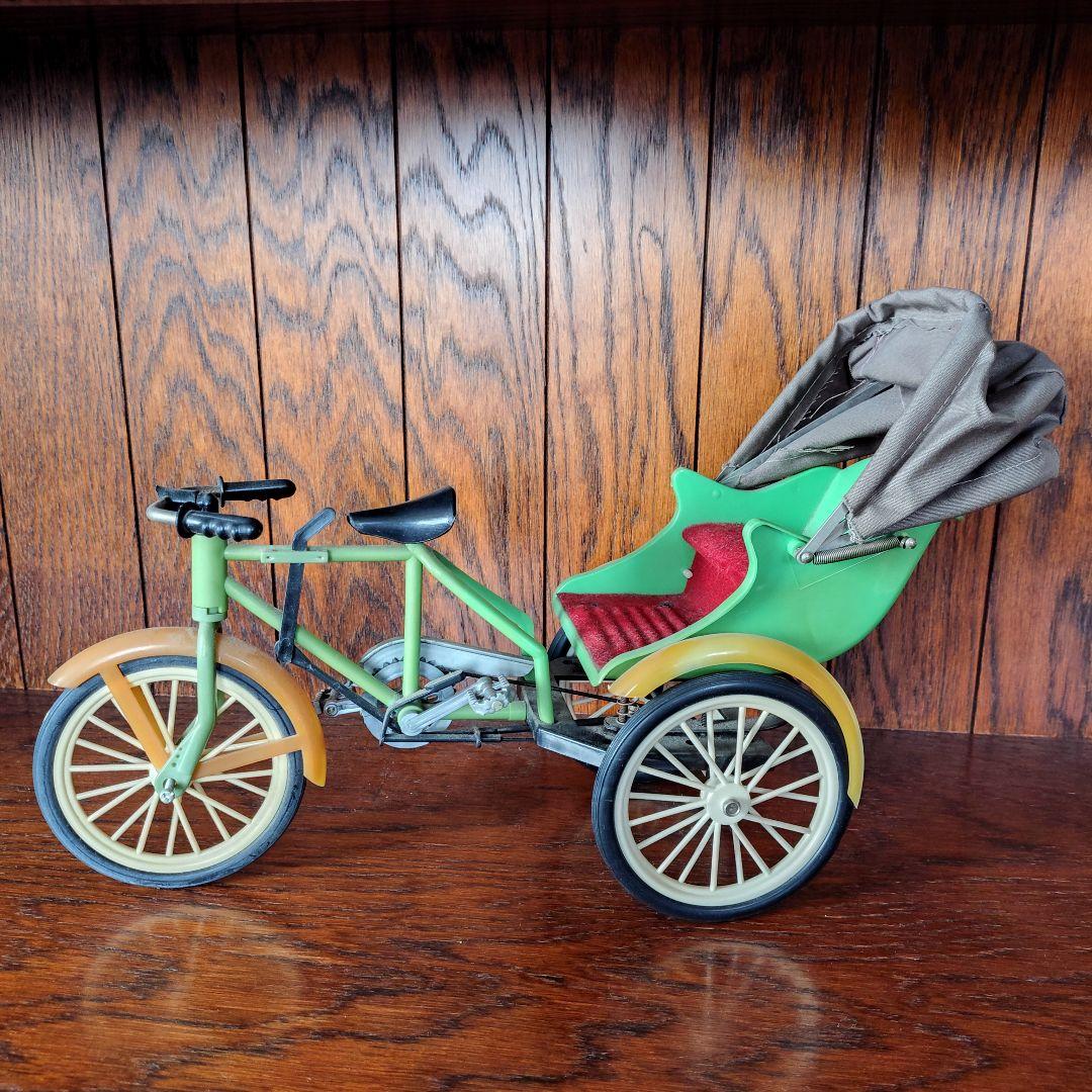 緑色の三輪車人力車