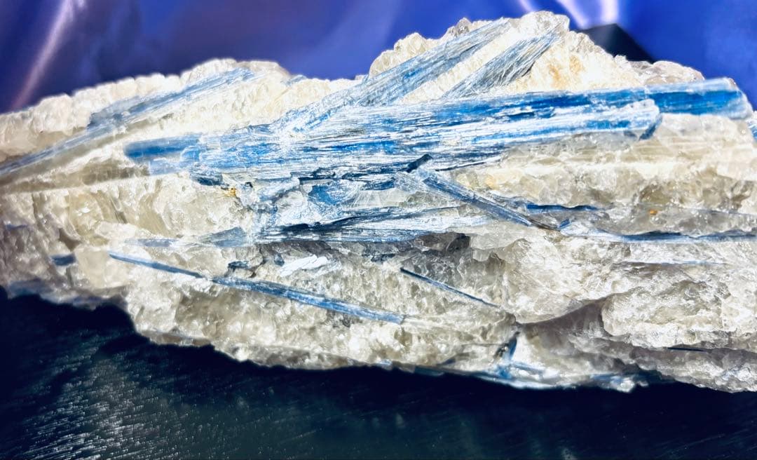 天然カイヤナイト原石（１kg）台座付