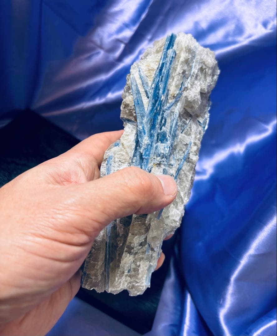 天然カイヤナイト原石（１kg）台座付