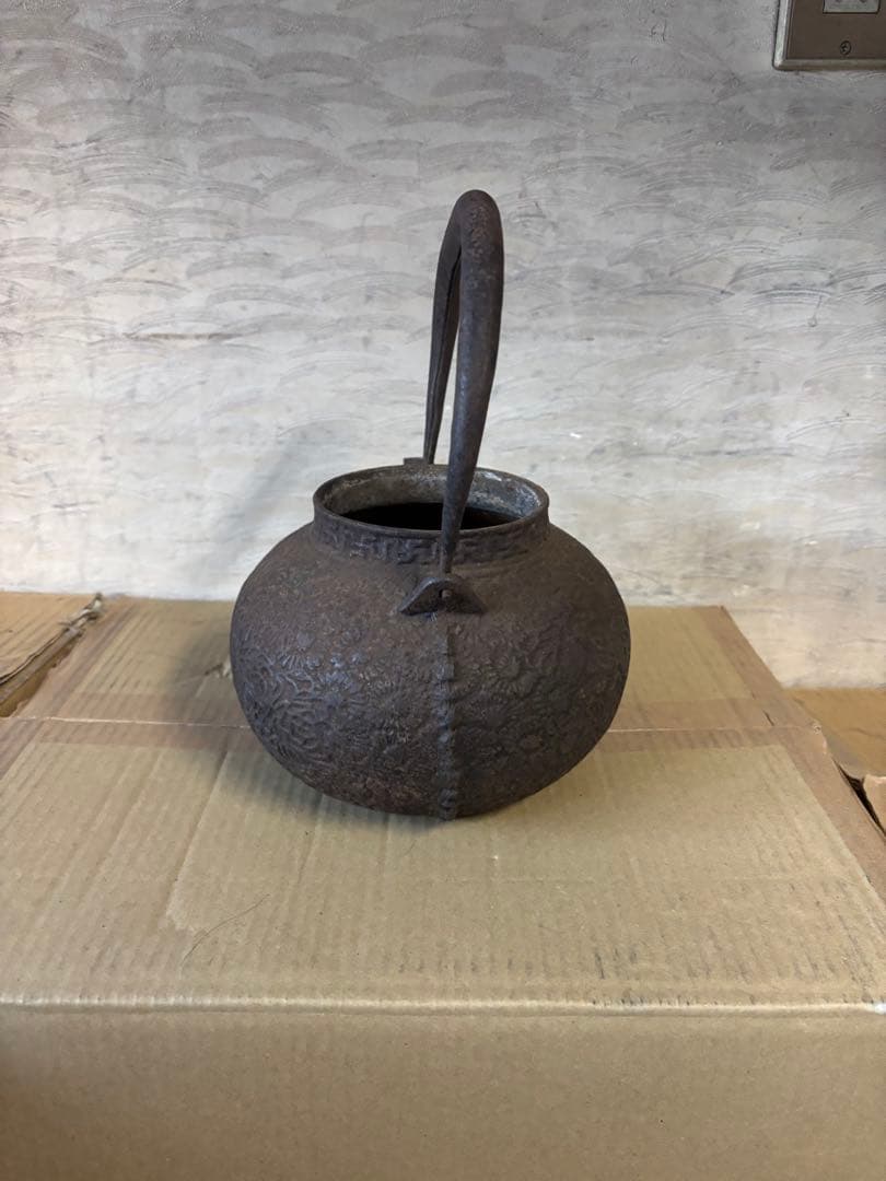 鋳鉄製浮彫り丸型鉄瓶　龍文堂蓋無し