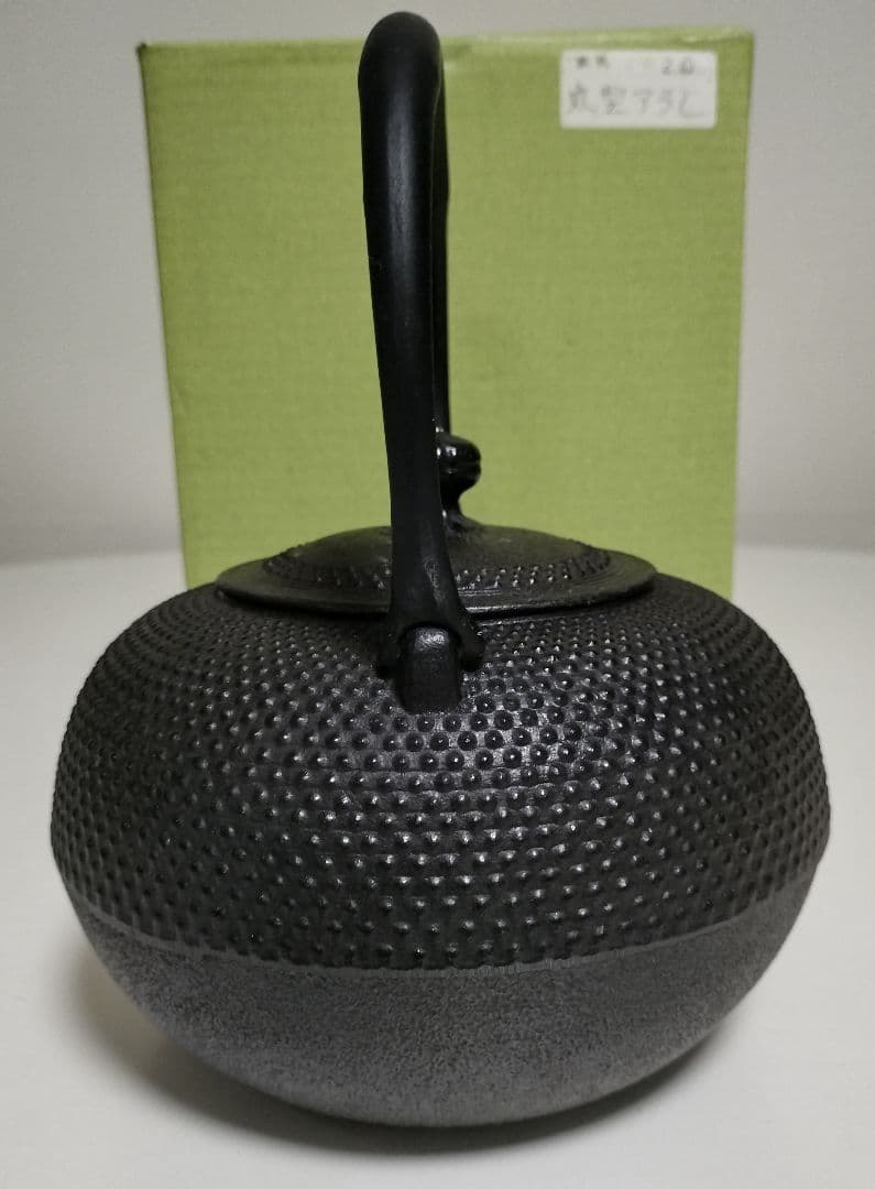 takazaru　南部鉄瓶　丸型アラレ　銘入