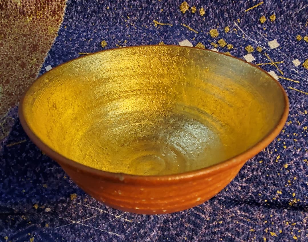 (新品)　信楽焼　抹茶茶碗　～金細工～