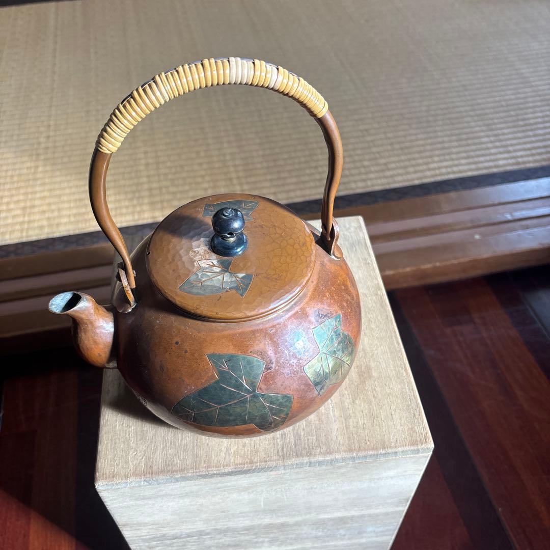 陶器の急須 葉模様 竹ハンドル