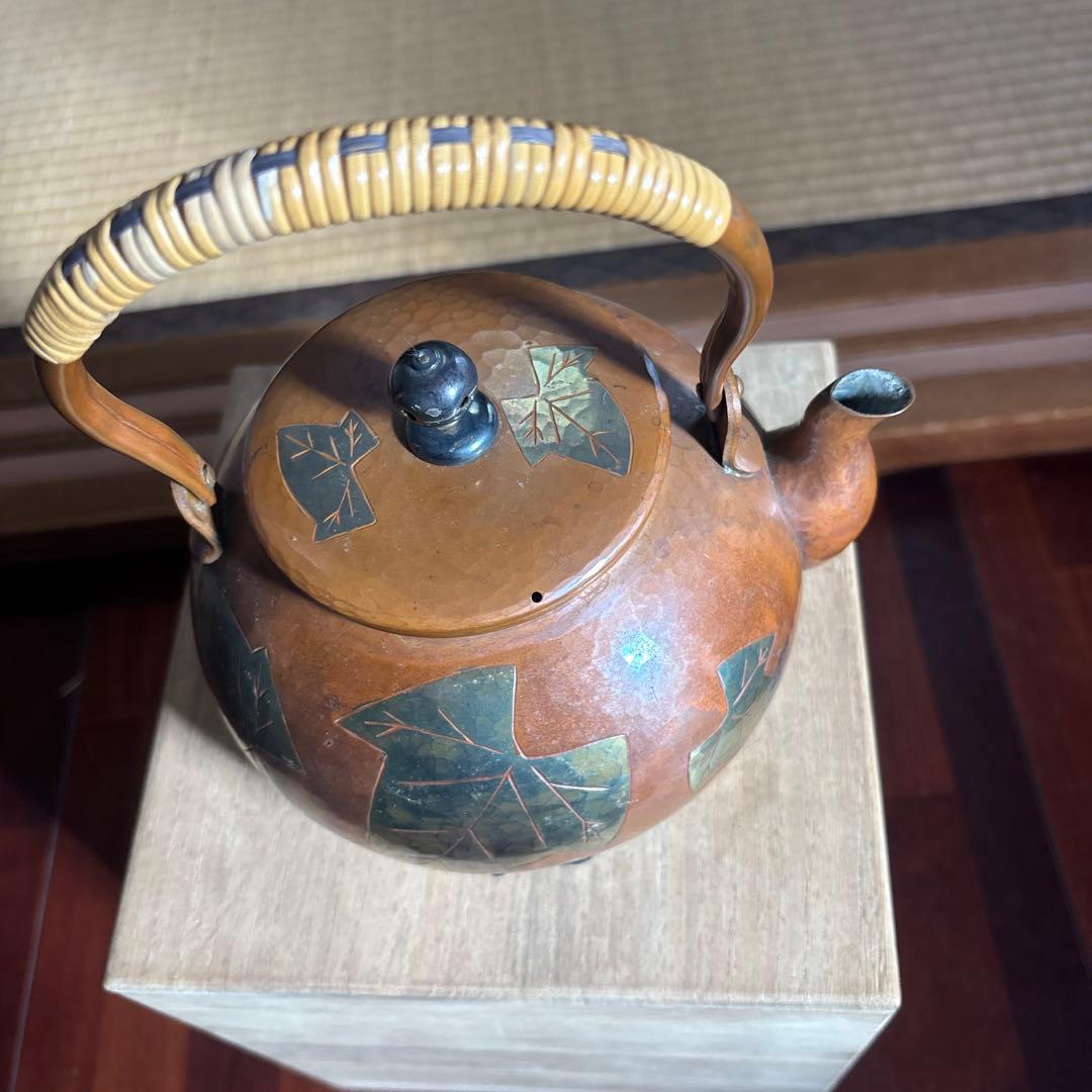 陶器の急須 葉模様 竹ハンドル