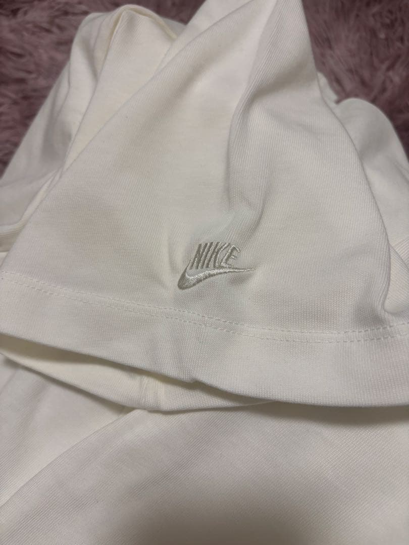 NIKE リンゴロゴTシャツと黒パンツセット