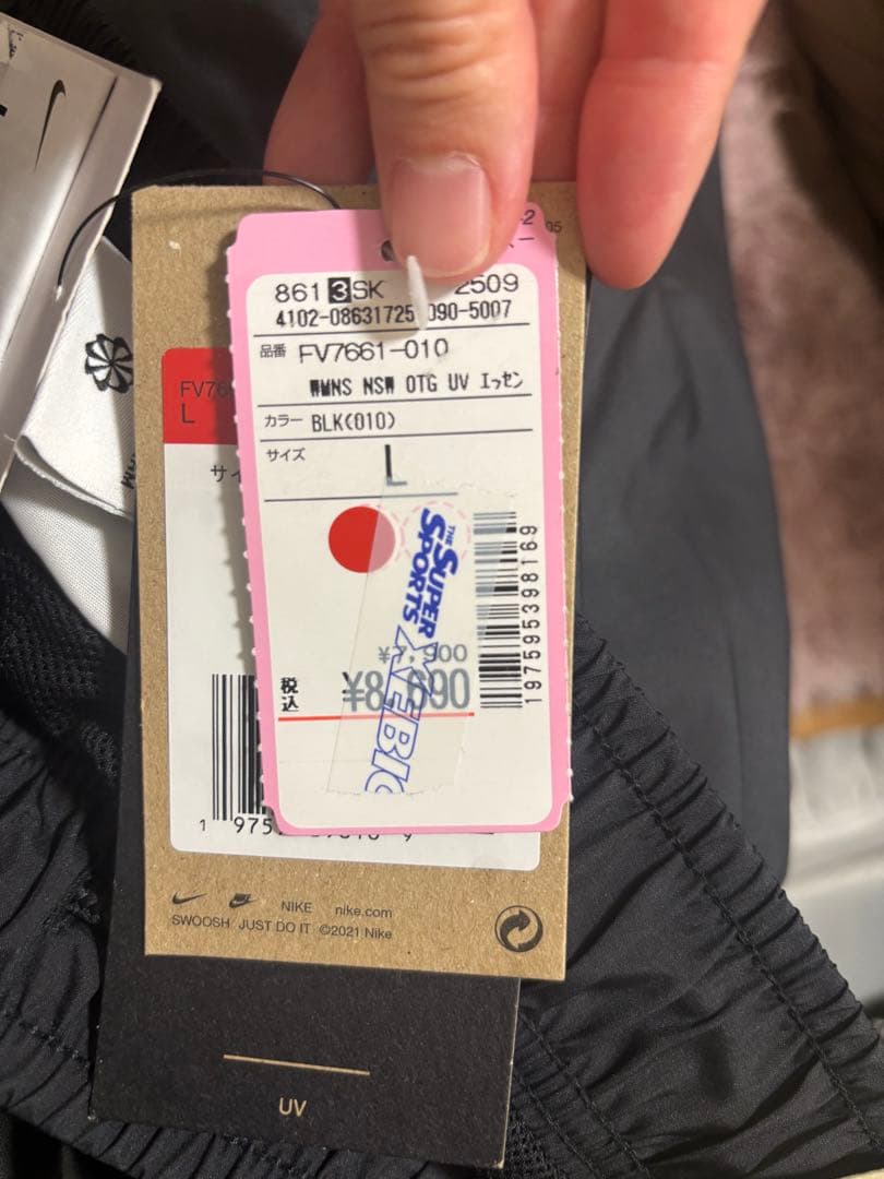 NIKE リンゴロゴTシャツと黒パンツセット