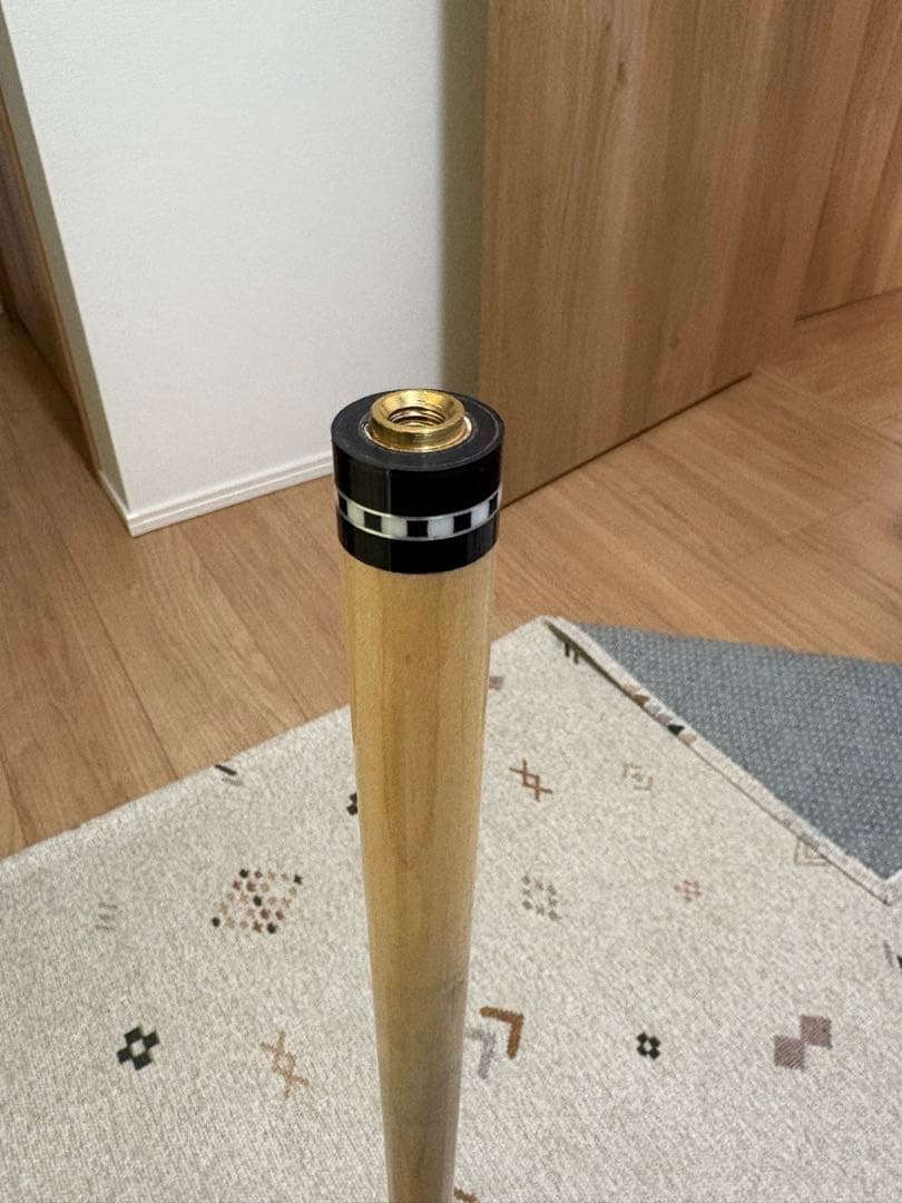 ビリヤードキュー 黒と木製