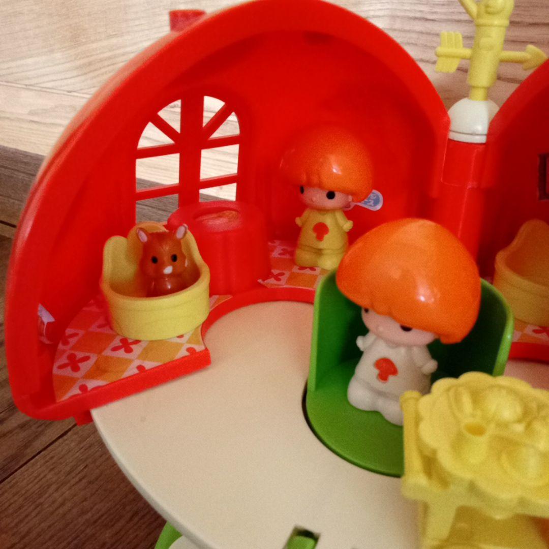 881【きのこのレストラン】白と黄色い服のきのこちゃん付き