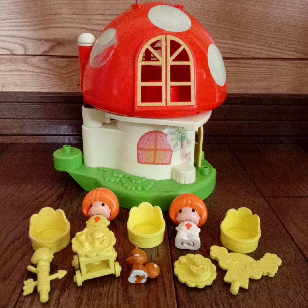 881【きのこのレストラン】白と黄色い服のきのこちゃん付き