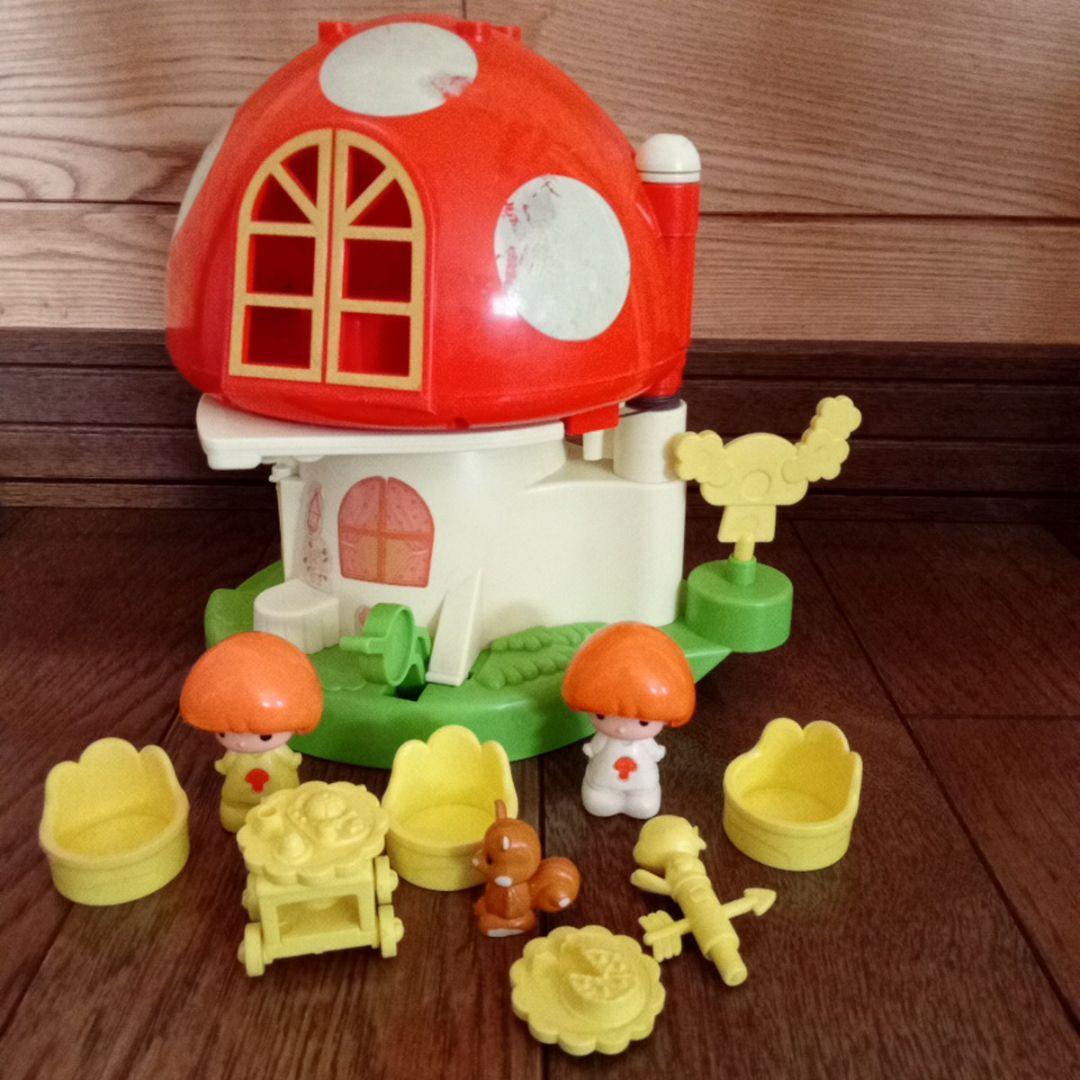 881【きのこのレストラン】白と黄色い服のきのこちゃん付き