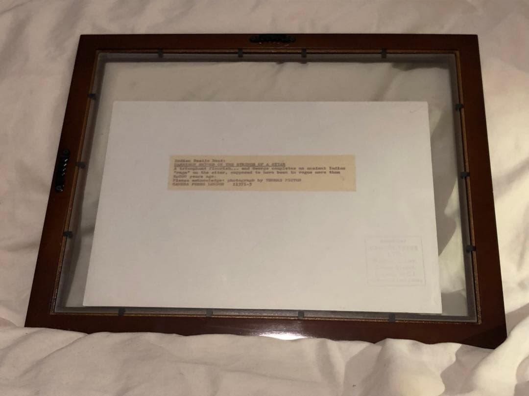 ジョージ・ハリスン シタール演奏 ポートレート写真　額装　カメラプラスロンドン作