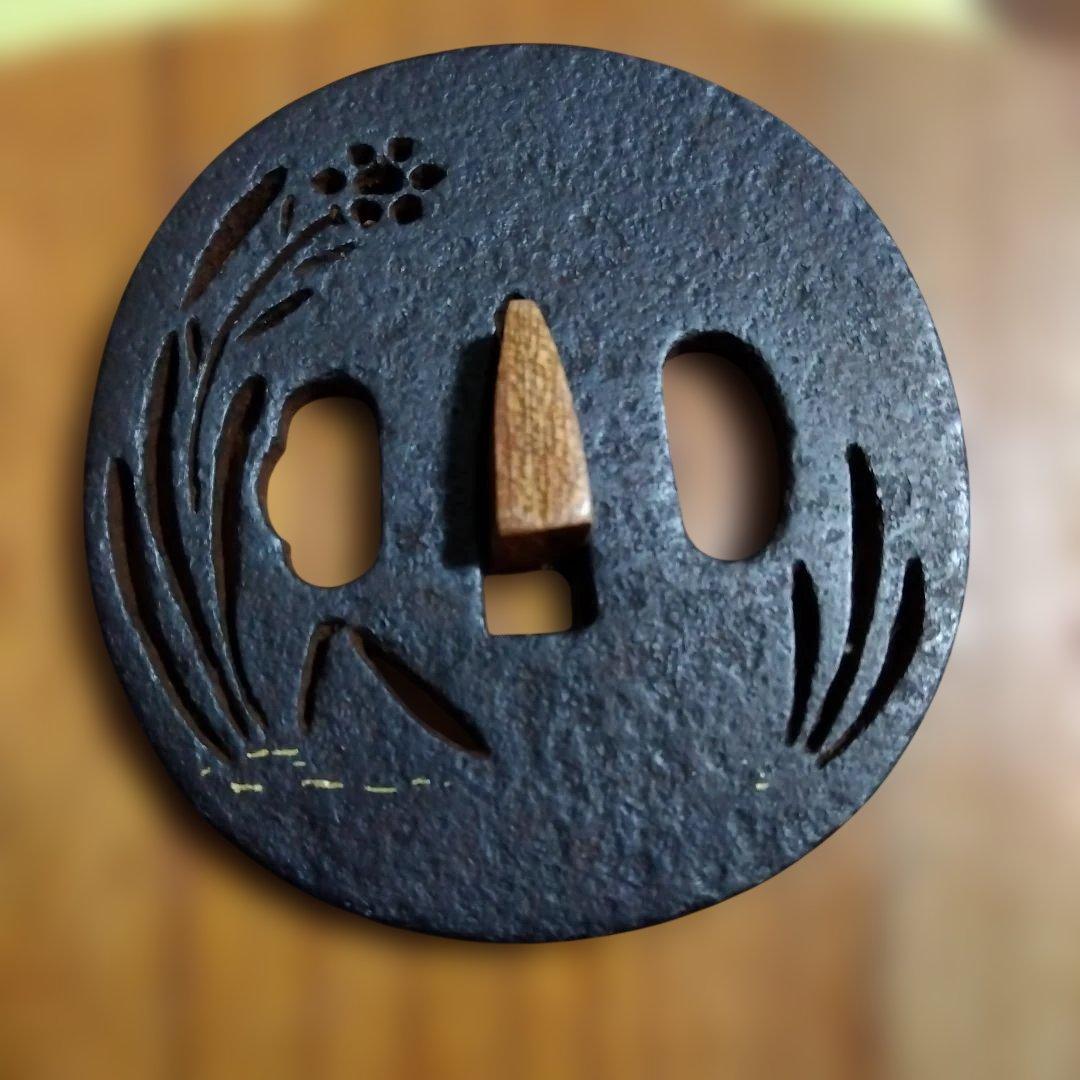 [再値下げ]　鍔:鉄地　花卉紋すかし　楕円形　無銘