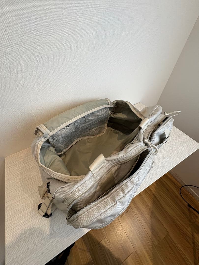 美品　定価5-6万？　BRIEFING シルバー中型ゴルフバッグ