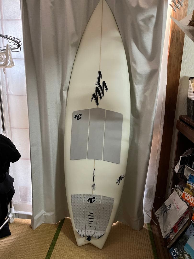 yu ショートボード ホワイト 4フィン（クワッド）