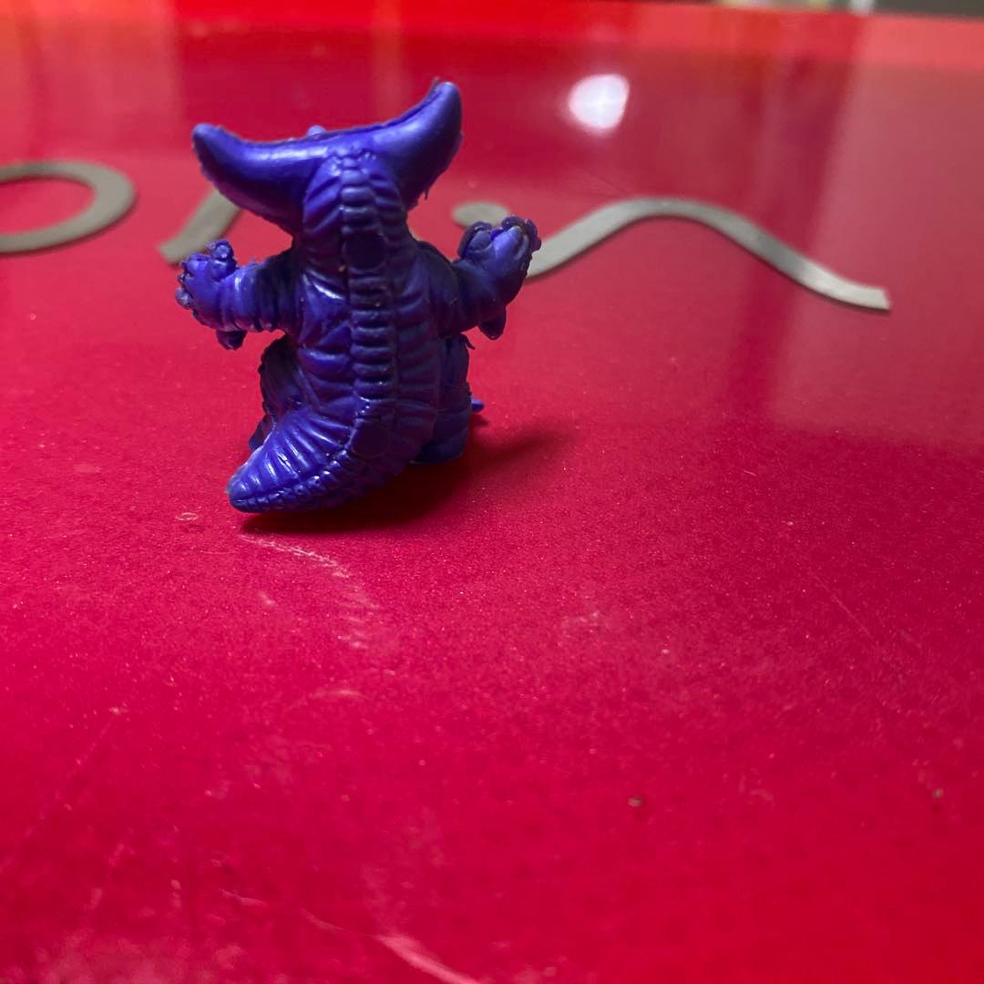 紫色の怪獣フィギュア　　　ゴモラ