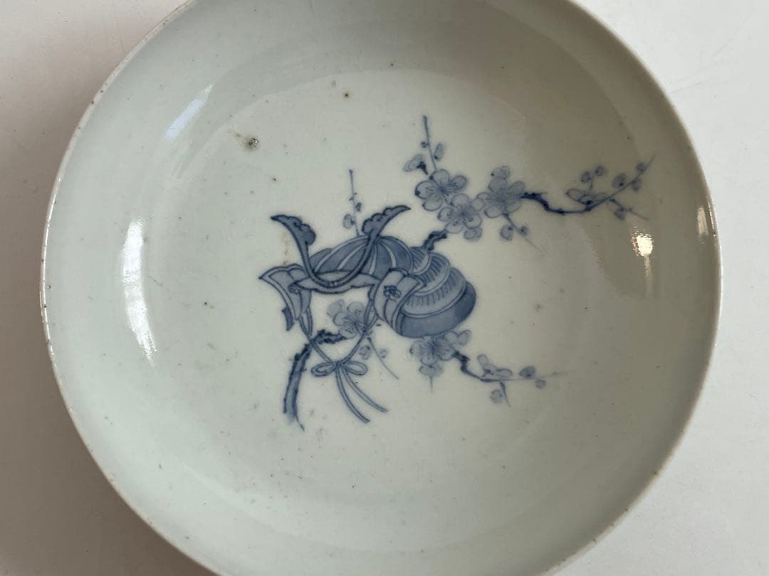 骨董　アンティーク　平戸　三川内　染付　梅に兜図　皿　丸皿　甲冑