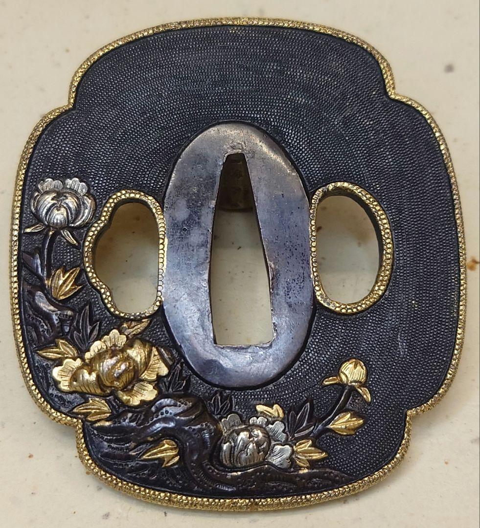 鍔、赤銅魚子地に夫婦孔雀に芍薬図