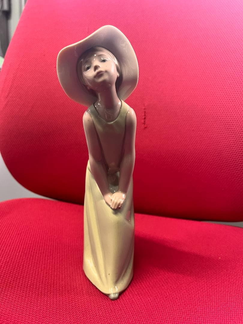 LLADRÓ　リヤドロ　鏡の前で　若草色の少女　スペイン製陶磁器人形