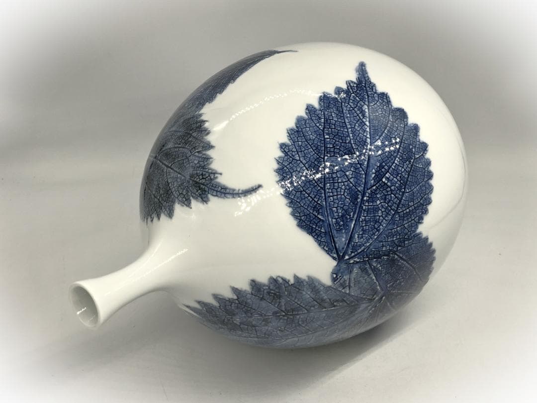 【 藤井朱明 作 白磁花瓶 】　29ｃｍ　浮彫　木の葉技法　有田焼