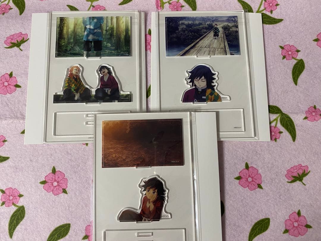 鬼滅の刃　ジオラマアクリルスタンド　ダイニング　缶バッジ