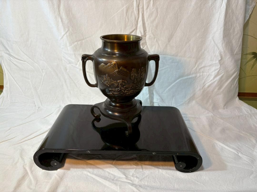 金属製花瓶と黒色巻き角台