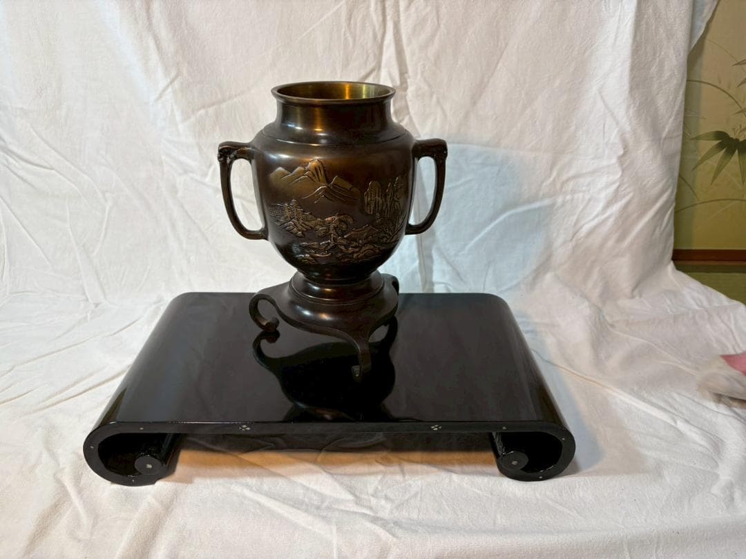 金属製花瓶と黒色巻き角台