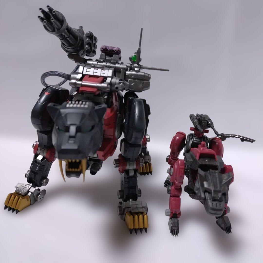 リアライズモデル RMZ セイバータイガー シュバルツ仕様＆ヘルキャット完成品