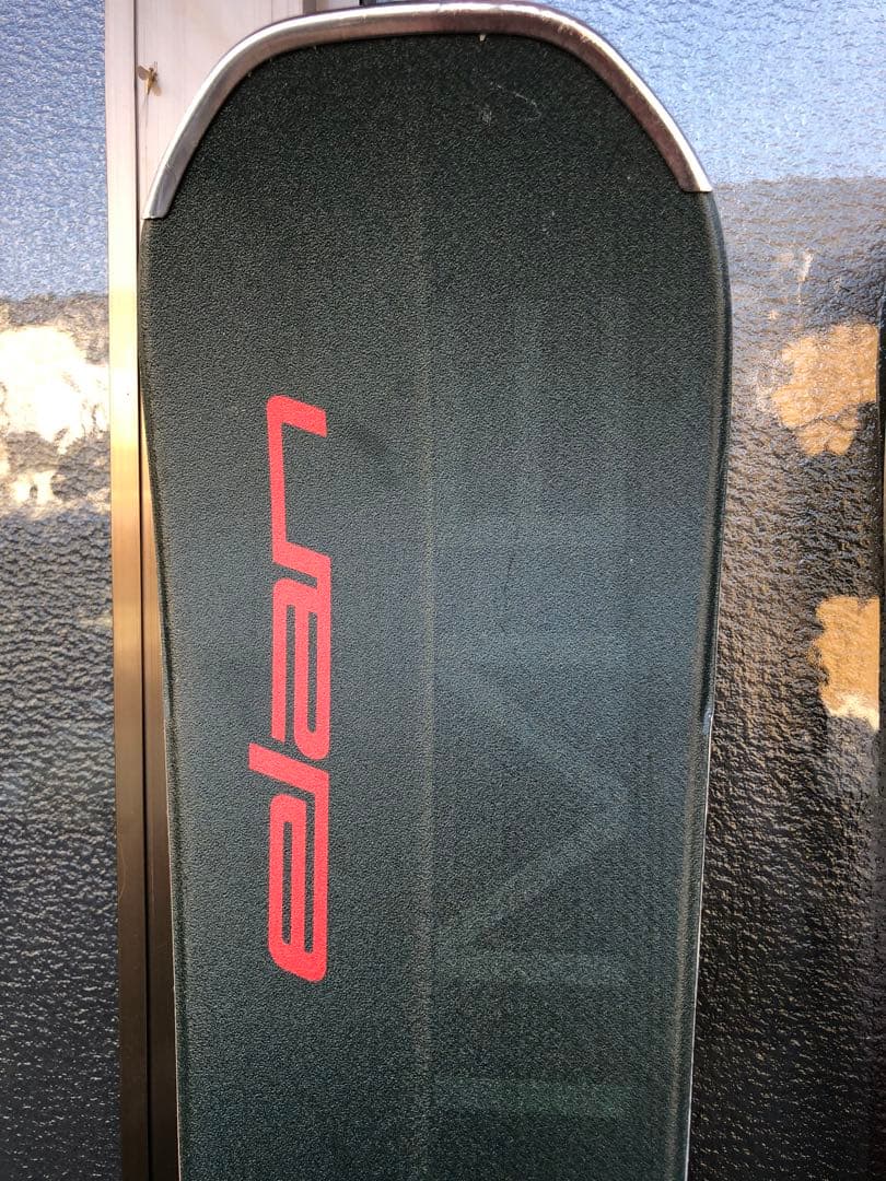 Elan のスキー板。