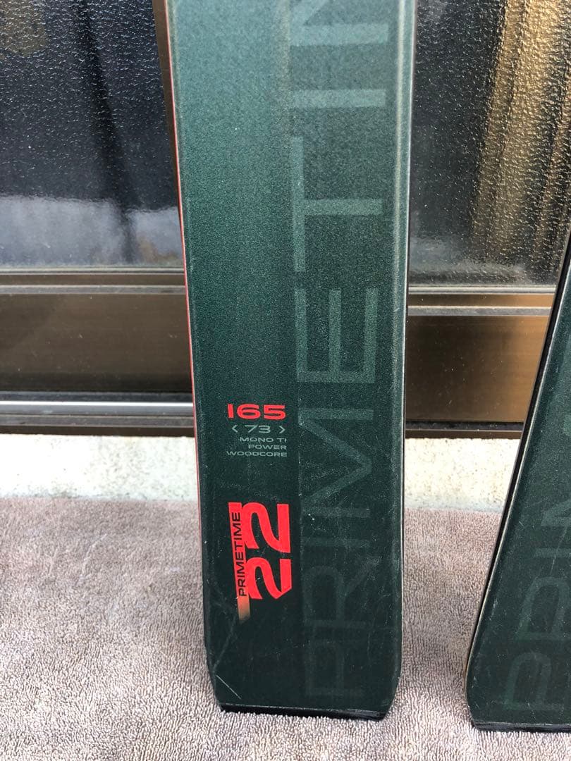 Elan のスキー板。