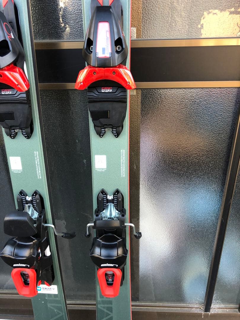 Elan のスキー板。