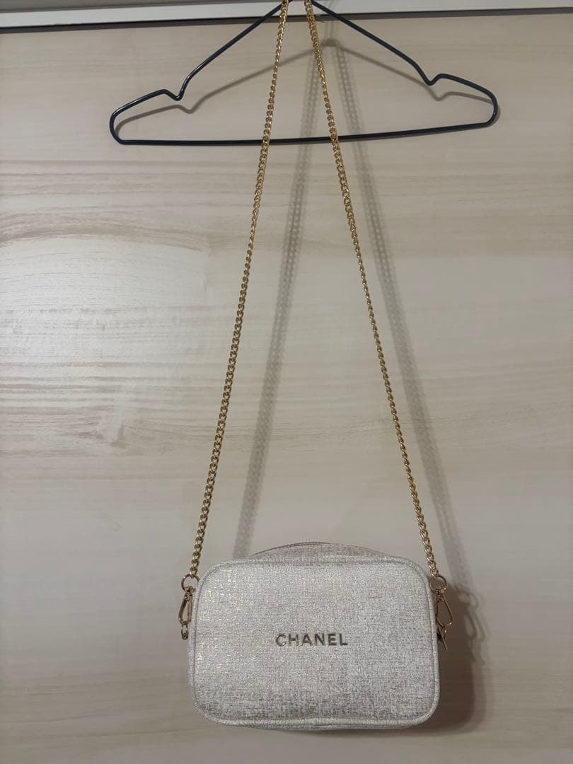 CHANEL シャネル　ホリデー限定 ノベルティ　ポーチ　ベージュ ラメ
