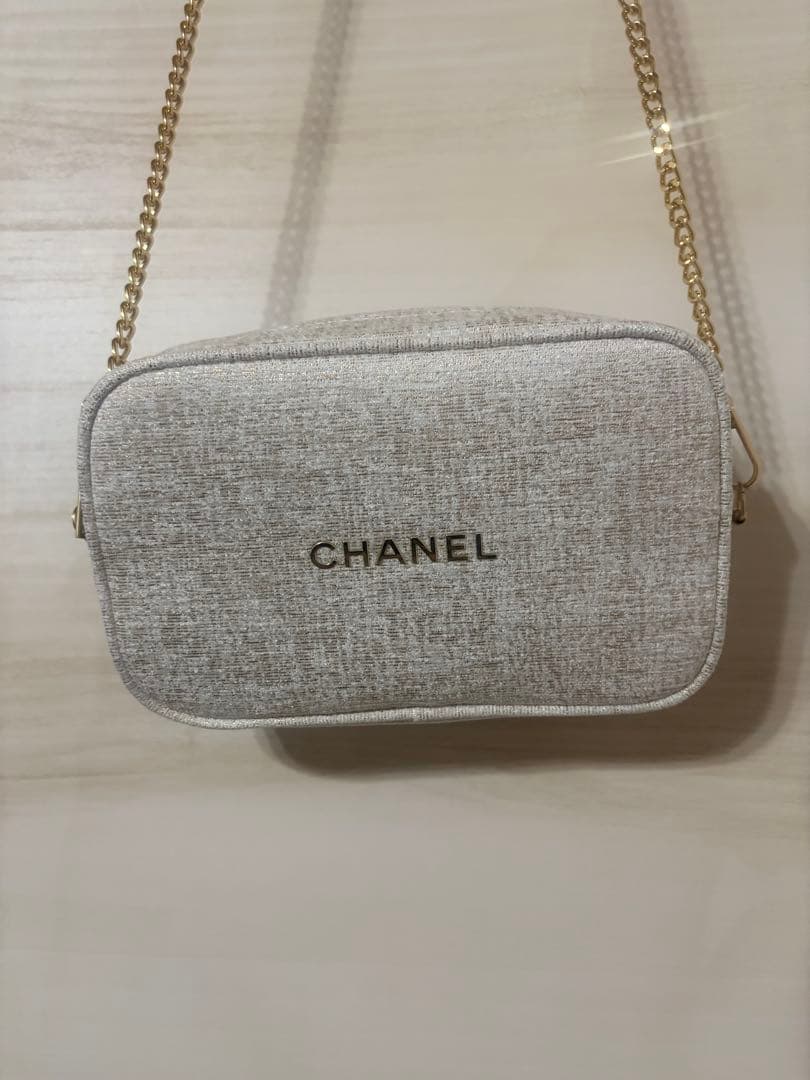 CHANEL シャネル　ホリデー限定 ノベルティ　ポーチ　ベージュ ラメ