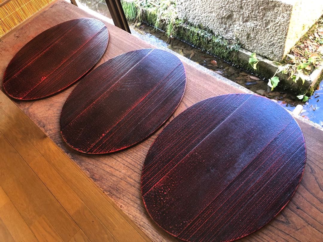 どっしり刳り貫き木地に深みある溜塗の美しいお膳3点（検越前塗敷板お盆