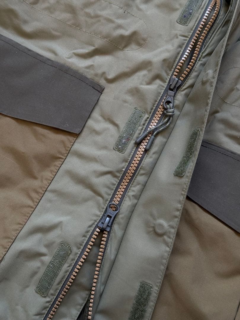 Burton ウィメンズ スノーボードジャケット 防水フード付き カーキ 多機能