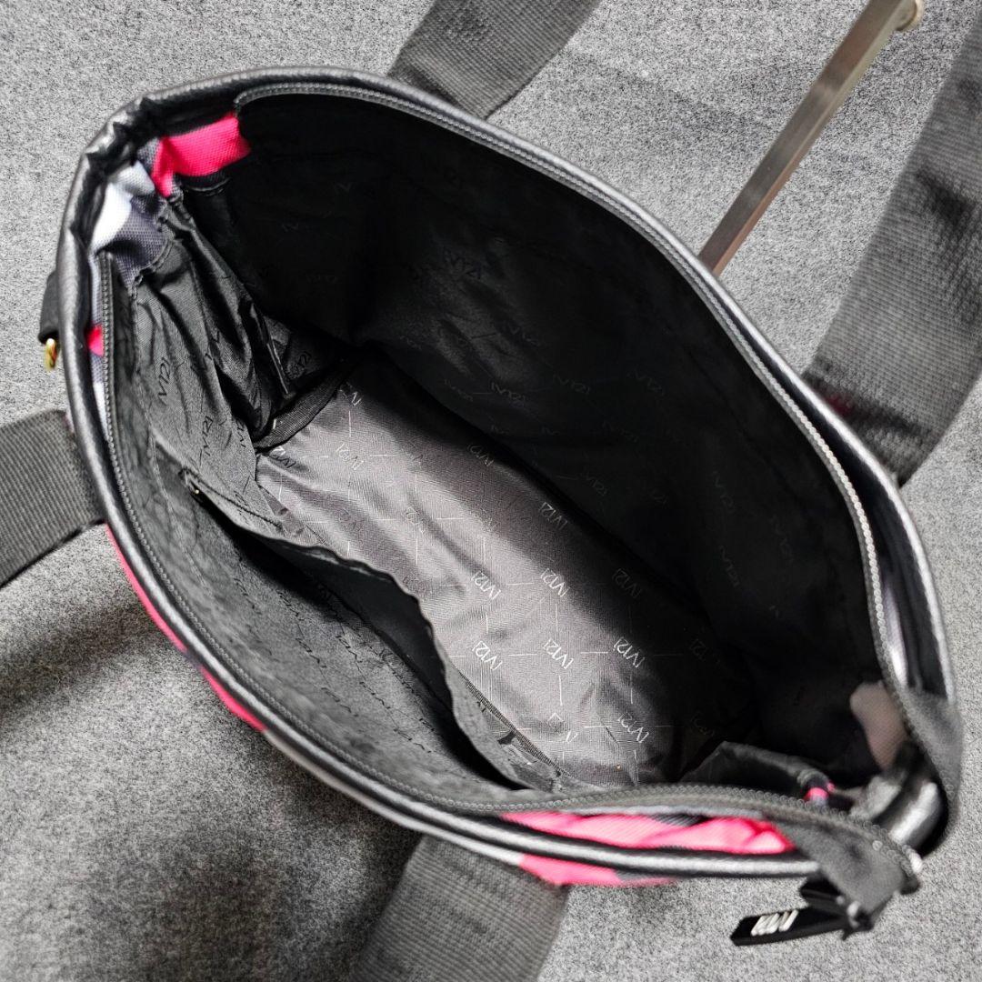 【V12】人気PVCレザー カモフラ柄×ロゴプレート カートバッグ 黒