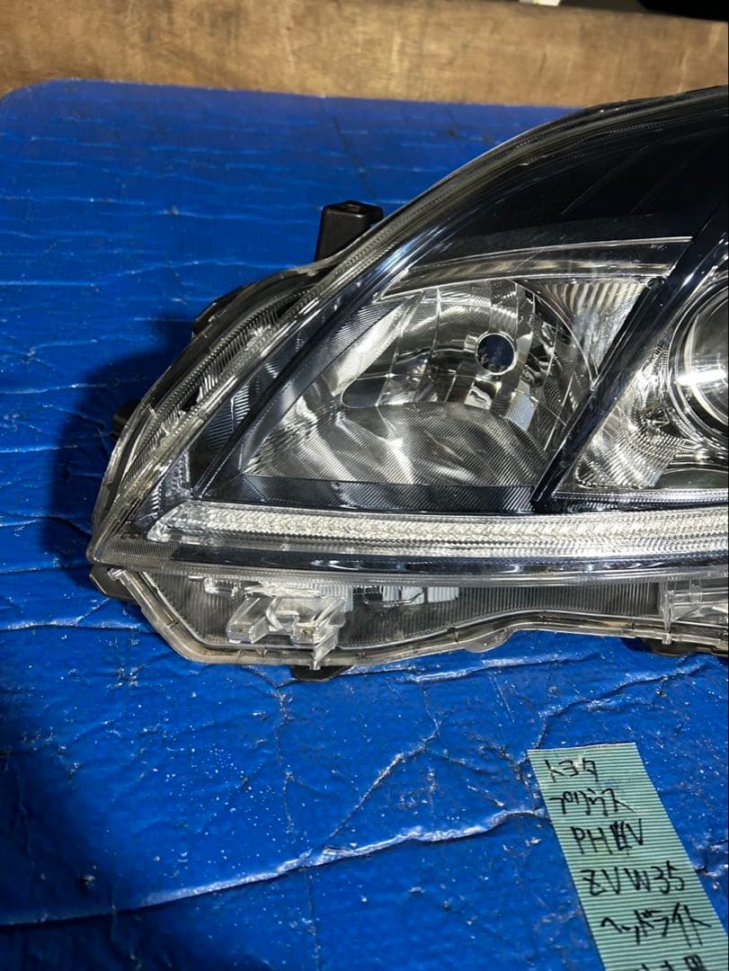 トヨタ　プリウスPHV ZVW35 ヘッドライト　訳アリ品