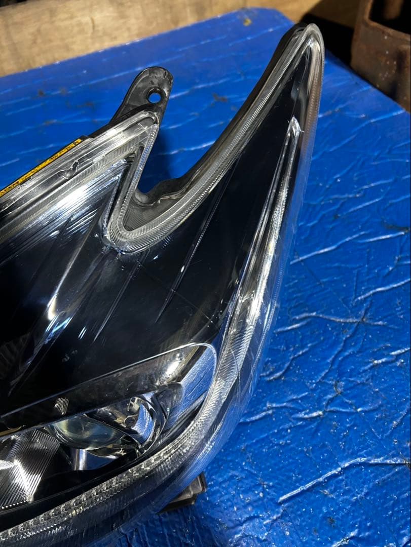トヨタ　プリウスPHV ZVW35 ヘッドライト　訳アリ品