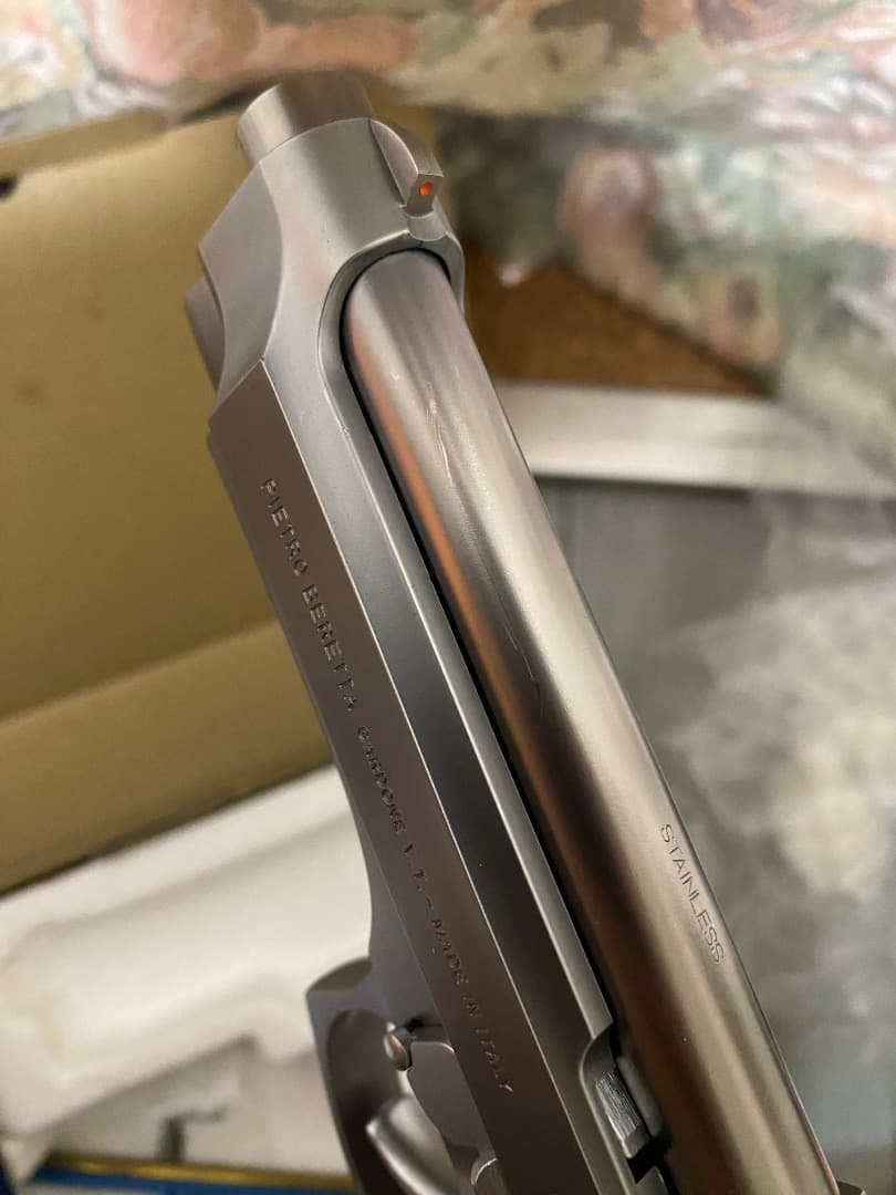 M92FS MAGNAシリーズのシルバーガスガン、リアルな外観と操作感が特徴。