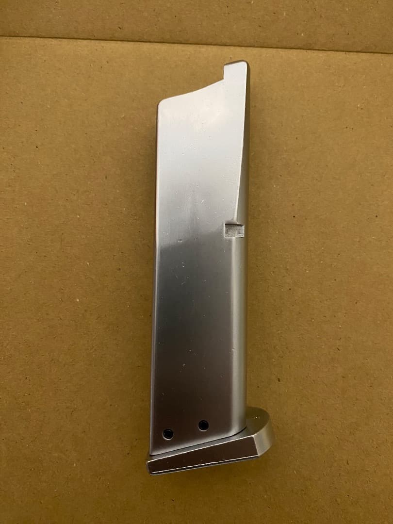 M92FS MAGNAシリーズのシルバーガスガン、リアルな外観と操作感が特徴。