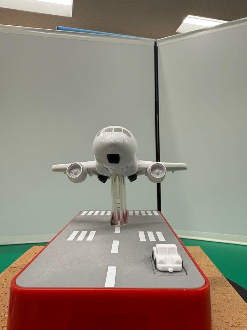 美品新品未開封！希少　飛行機貯金箱 JAL Ver.タイヤの収納が本当に綺麗です