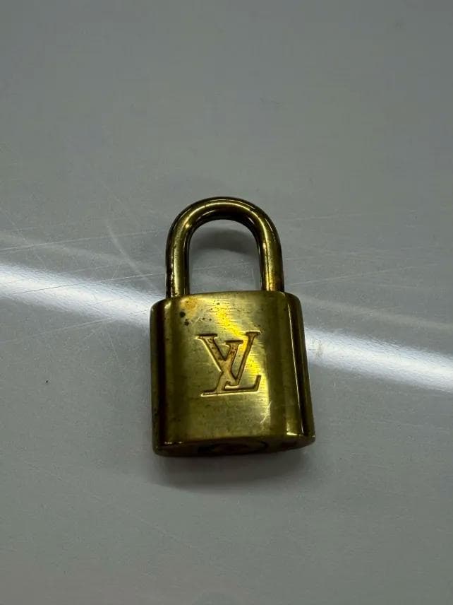 LOUIS VUITTON（ルイ・ヴィトン）の バッグ付属用パドロック（南京錠）