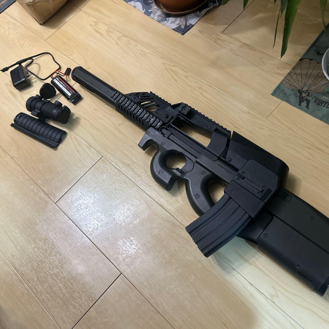 電動ガン　東京マルイカスタムP90 バッテリー・充電器付き