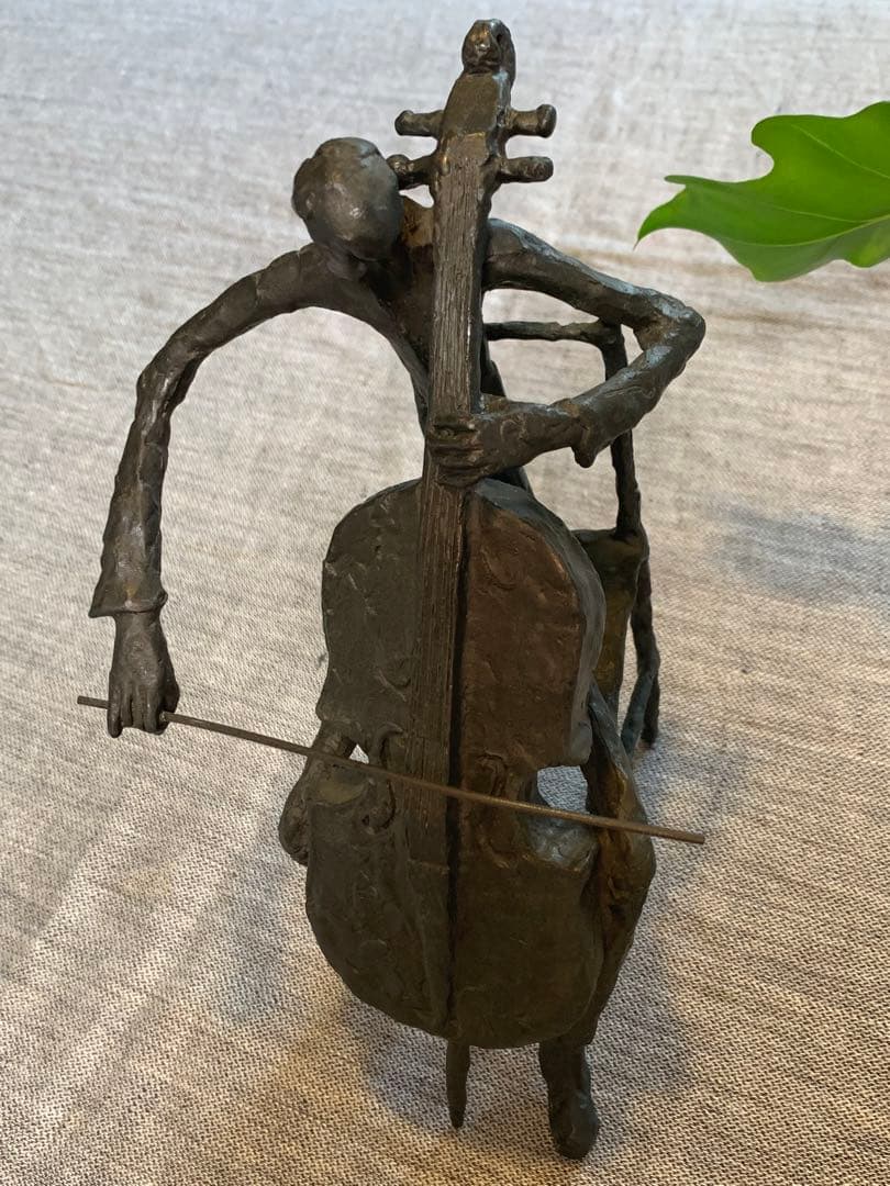チェロ奏者 オブジェ 金属 彫刻 置物 音楽家 モダン アート　かなりの美品です