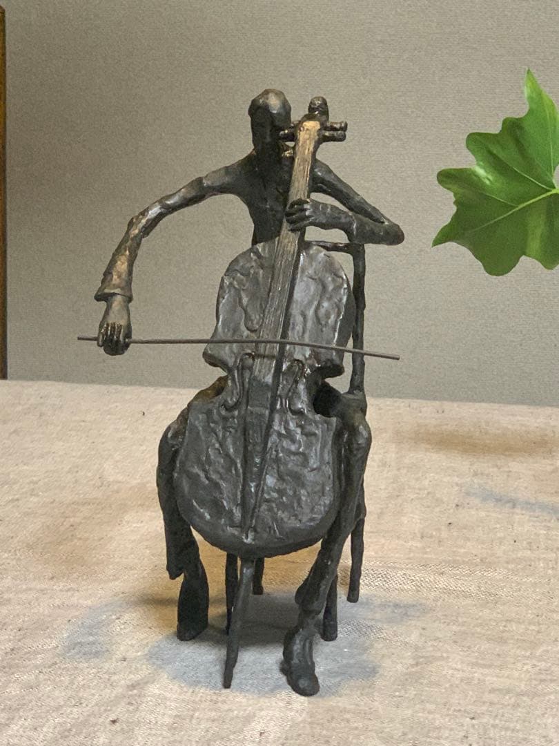 チェロ奏者 オブジェ 金属 彫刻 置物 音楽家 モダン アート　かなりの美品です