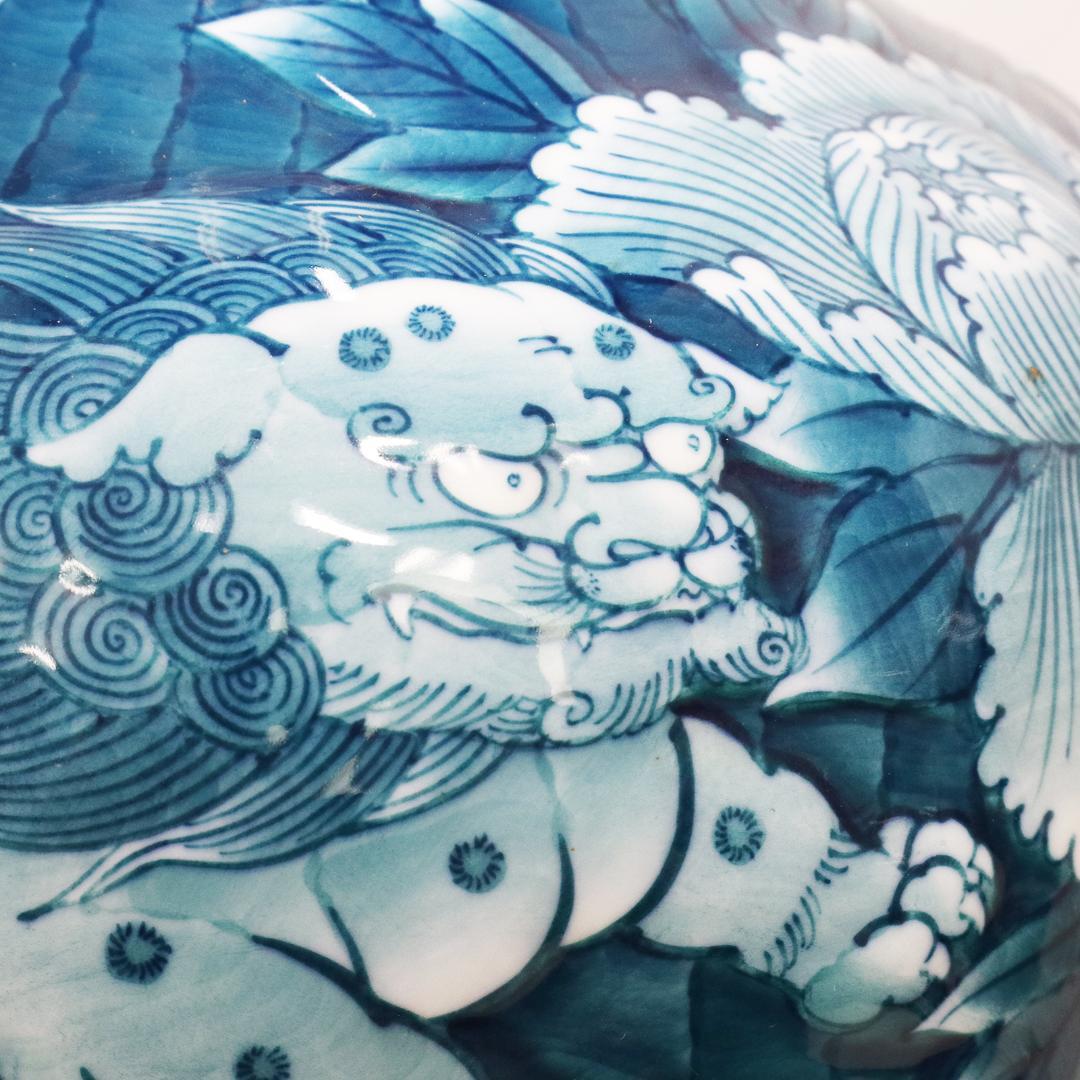 藤井勝雲 染付波渕牡丹獅子図 花瓶　壺　有田焼　染錦　共箱