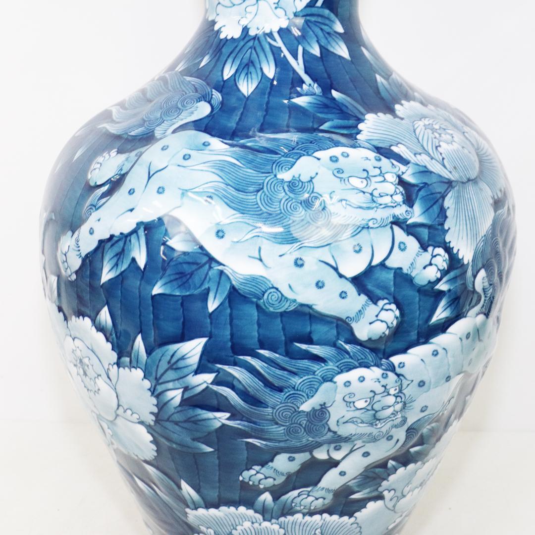 藤井勝雲 染付波渕牡丹獅子図 花瓶　壺　有田焼　染錦　共箱