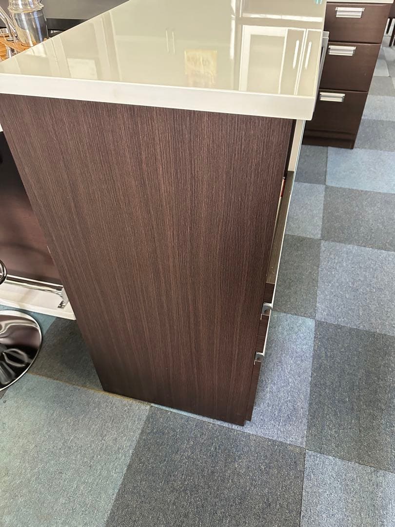 黒と白のキャビネット 収納付き