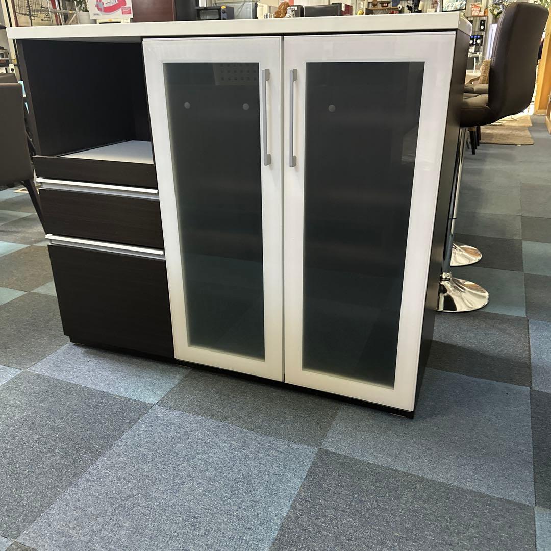 黒と白のキャビネット 収納付き