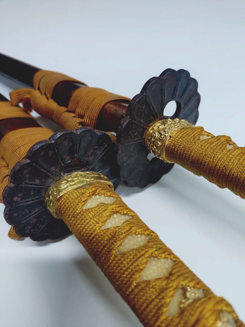 4-375 模造刀　2本　台座付き　大小　太刀　日本刀　鉄鍔